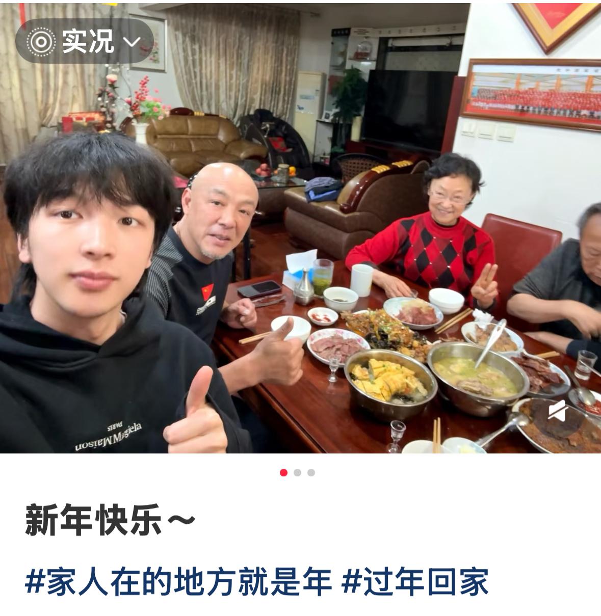 国乒副总教练肖战指导更新：与儿子肖凯文及父母祝大家——年复一年，年赴一年，