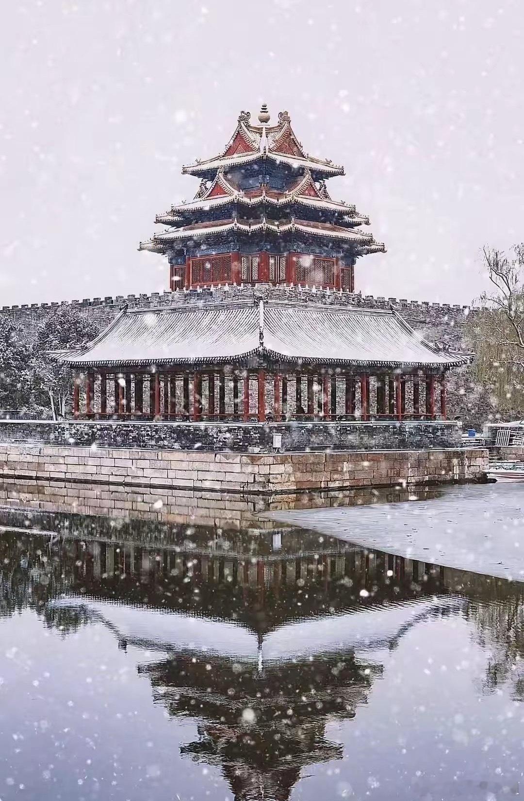 北京人等了一整年的初雪，今早终于突袭刷屏朋友圈了😭推开窗瞬间被治愈：故宫红