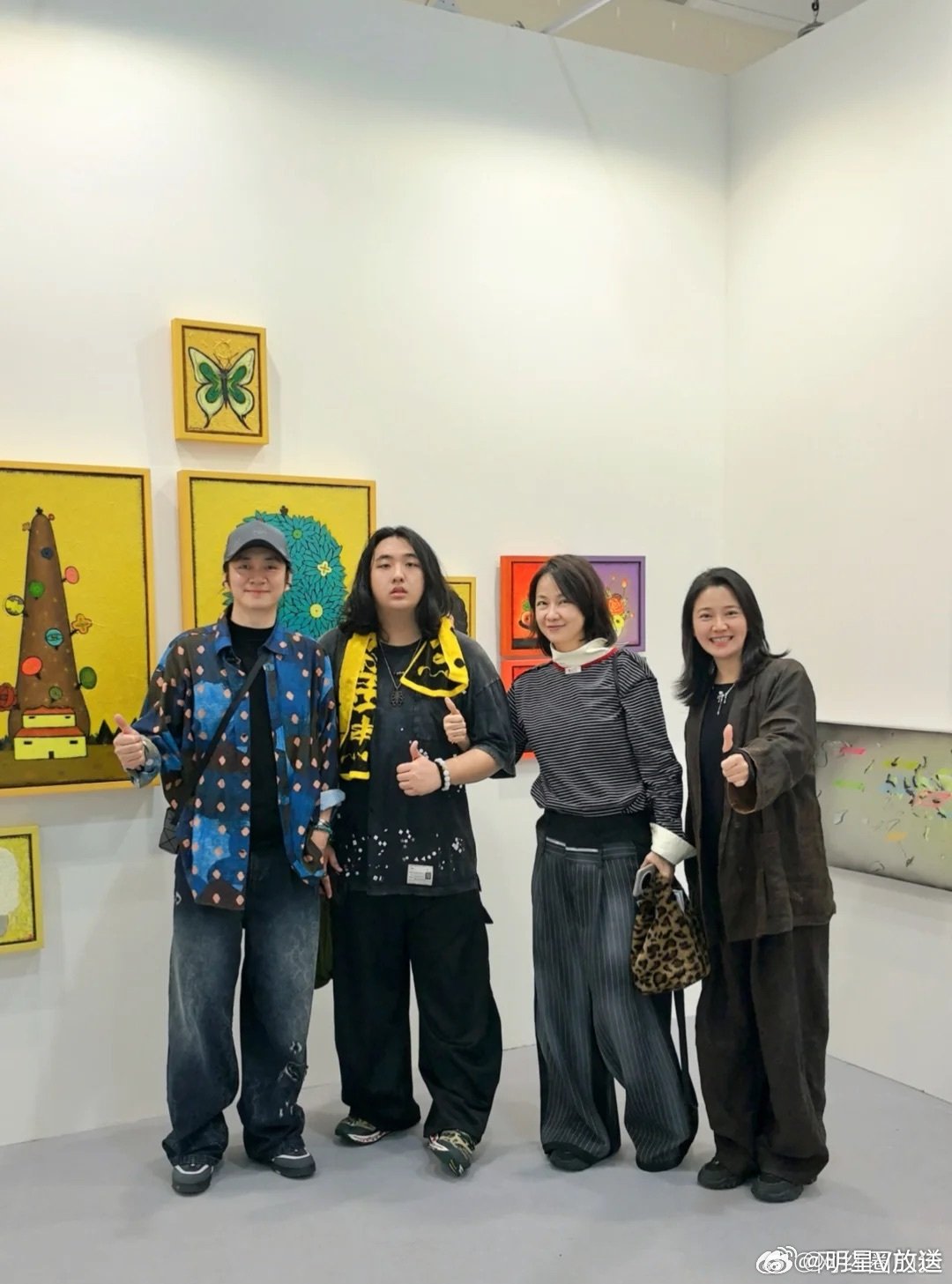 费曼瘦了费曼和妈妈看展的照片释出，能看出费曼比之前瘦了，越来越帅气了~