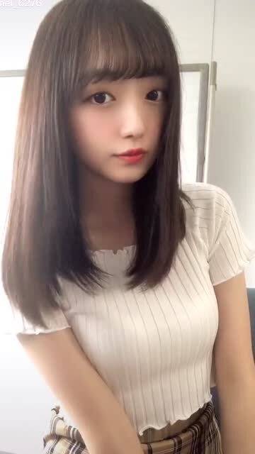 笑话：健身男露着八块胸肌调戏女人说：“你有吗？”女人毫不在意的说“我只需要露出两