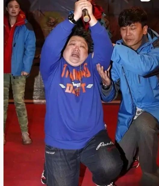 韩红经常干的三件事，第一件就是哭，你可以非常直观的看到，一旦她去灾区了，那必有她