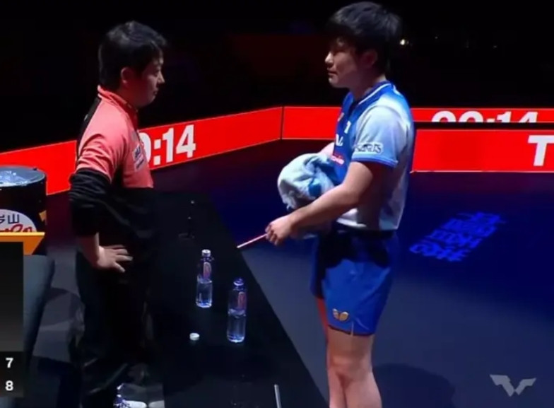 张本智和日后如果当教练，一定是快好料！看他在暂停和局间休息时，大部分时间都在