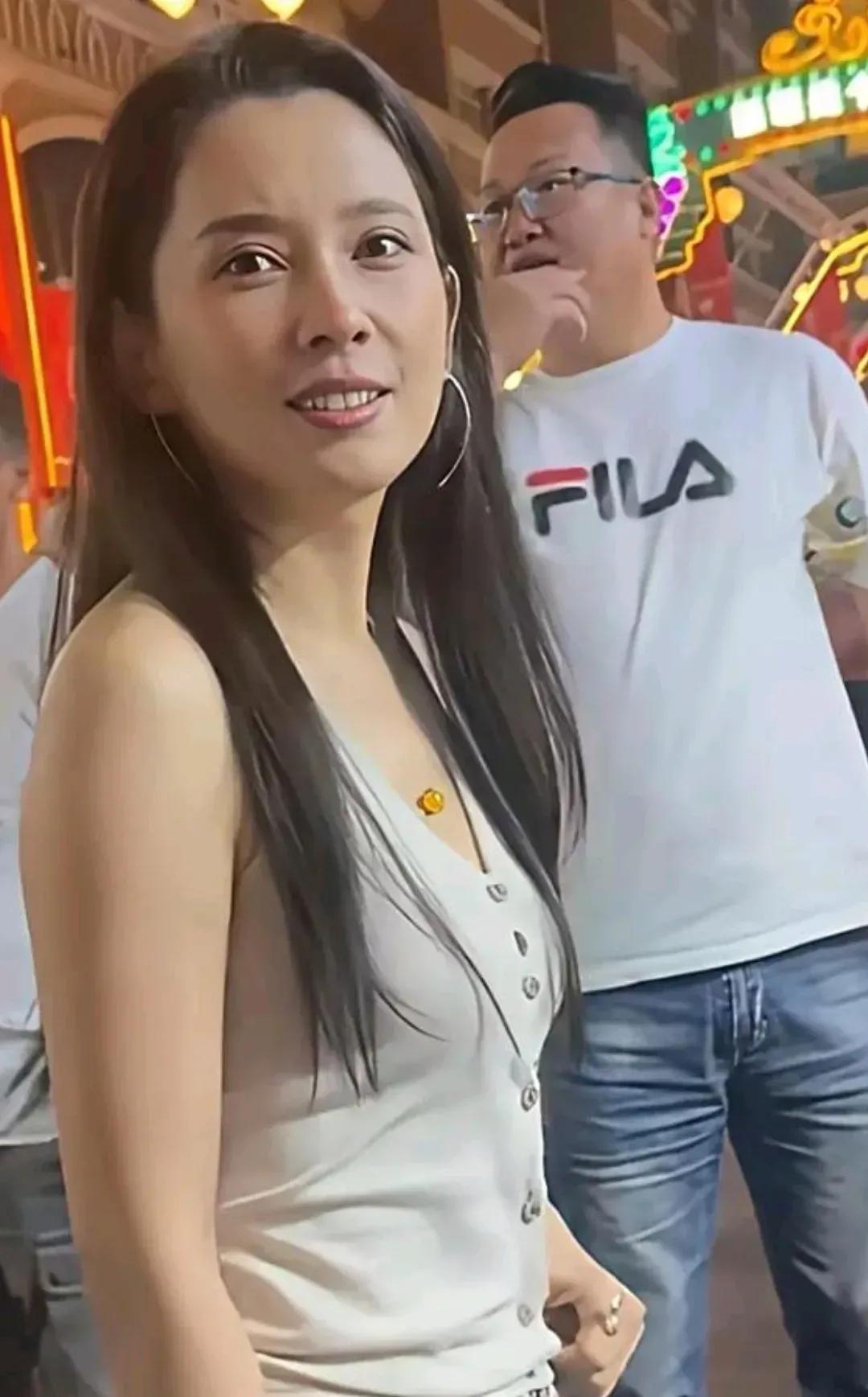 这是网友近日偶遇拍到的皮裤女友森林北照片，没有美颜加持的森林北与路人甲没有什么大