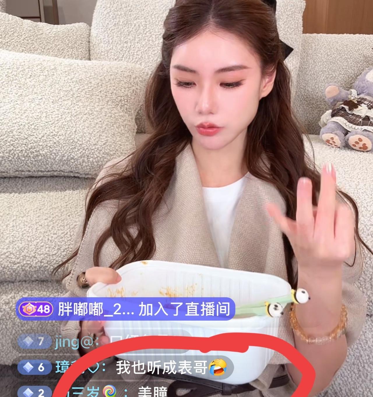 太逗了马筱梅今晚又吃的咖喱饭！有粉丝就好心提醒筱梅，吃太多对身体不好哦，还是