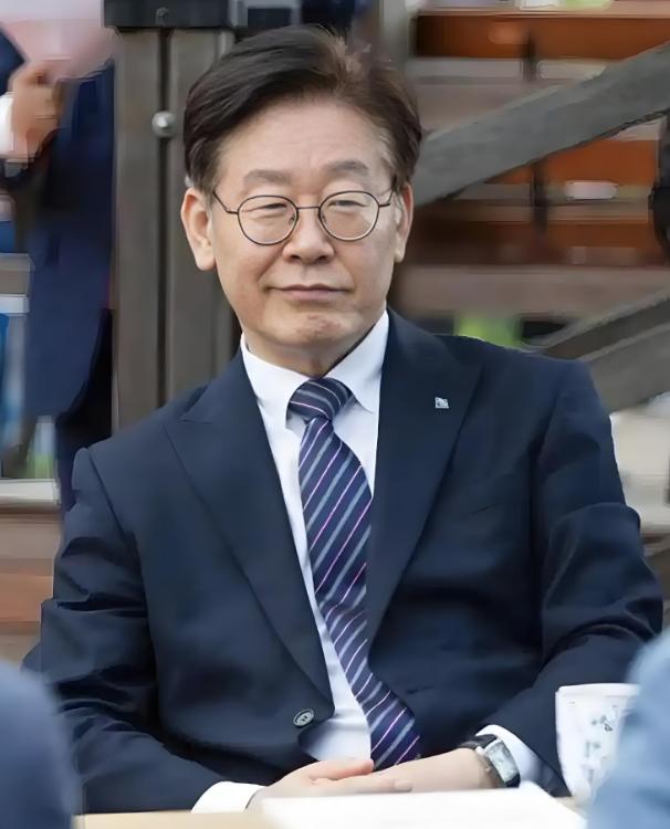 韩国总统李在明受邀访华，创造了四个首次。第一、中国是礼仪之邦，你敬我一尺，我必