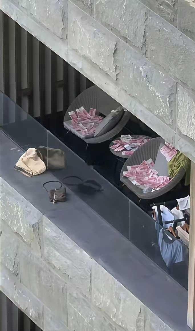 酒店拍到的，怎么回事？