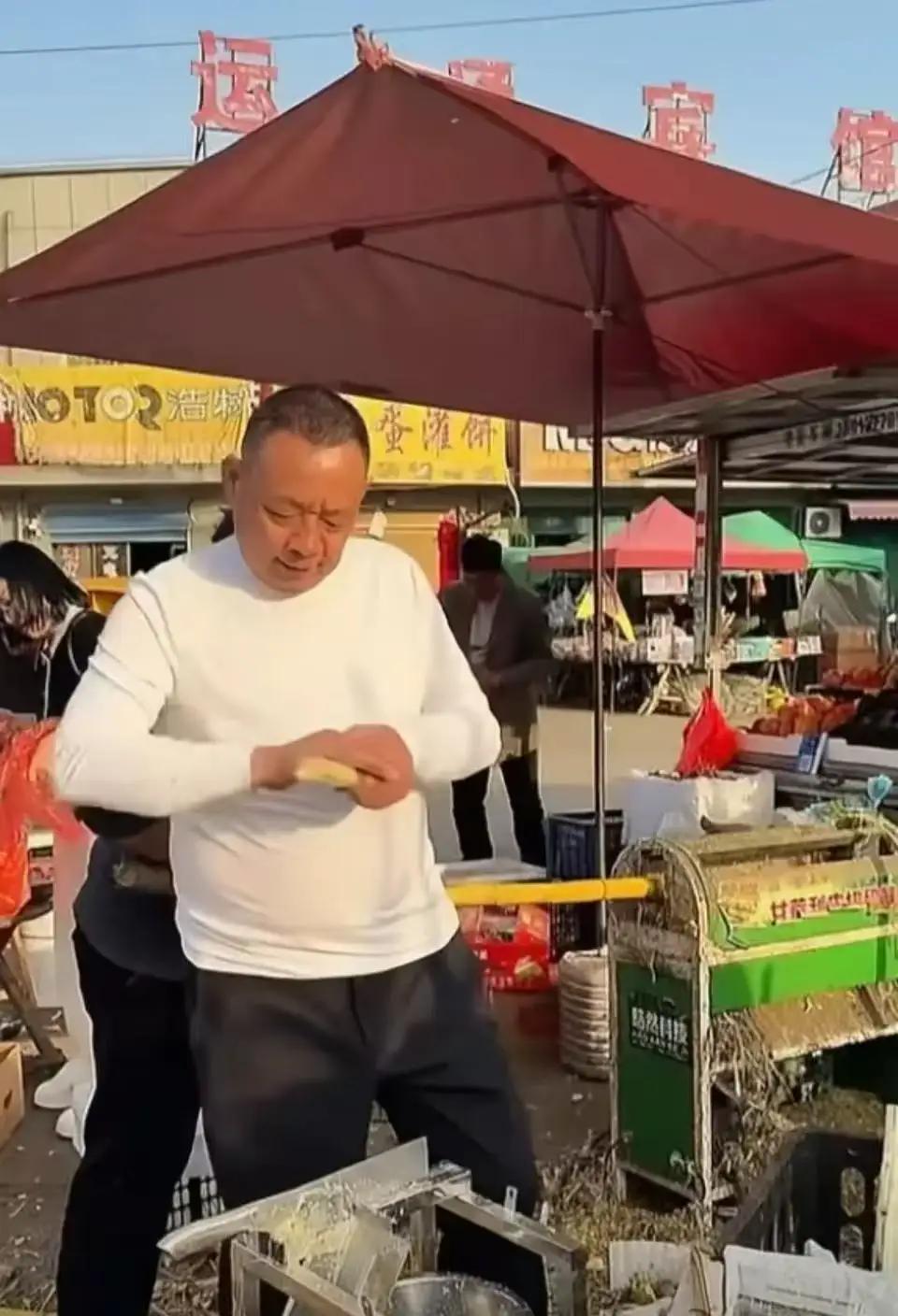 万万没想到！东来居然“沦落”到街头摆摊卖甘蔗了！网友：“我也是出息了，能吃上于东