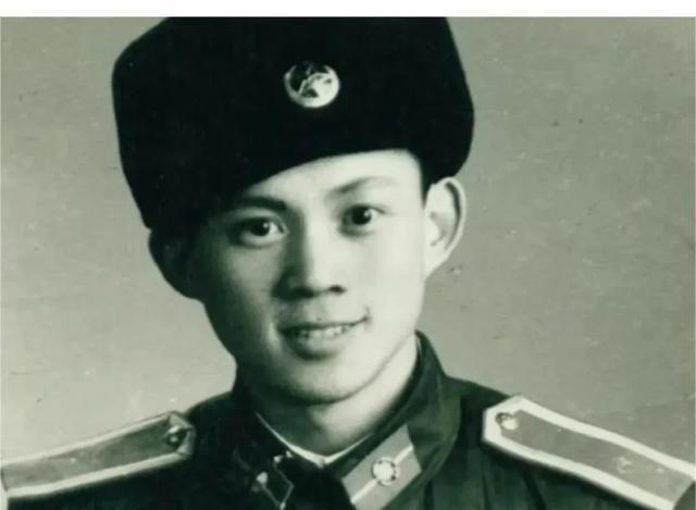 1980年，美国一位女士正翻看来自国内的《光明日报》，不经意间，眼睛扫过一篇文章