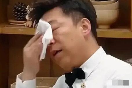 有一次，主持人忍不住好奇地问黄渤，“你现在已经年收入颇丰，都上福布斯名人榜了，为