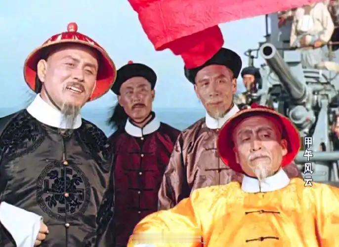 以前观看电影甲午风云里面有这样一个情节，李鸿章到威海视察北洋水师，致远号没有鸣礼