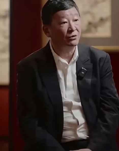 范曾当年去朋友须尊德家吃饭，一眼就看中了人家的妻子张桂云。那时候张桂云已经是三个