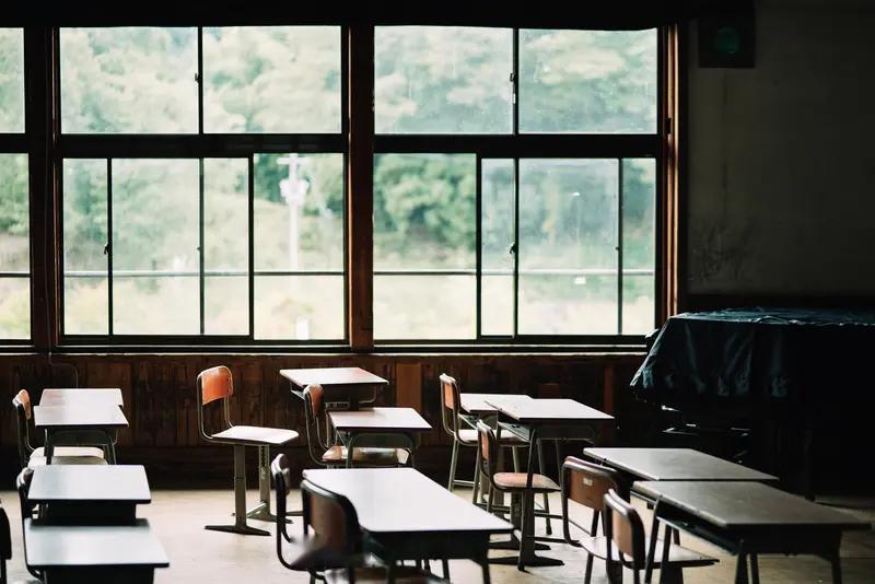 许多学校在光明正大的进行第三次月考，与教育部的规定背道而驰。教育部不让一二年级