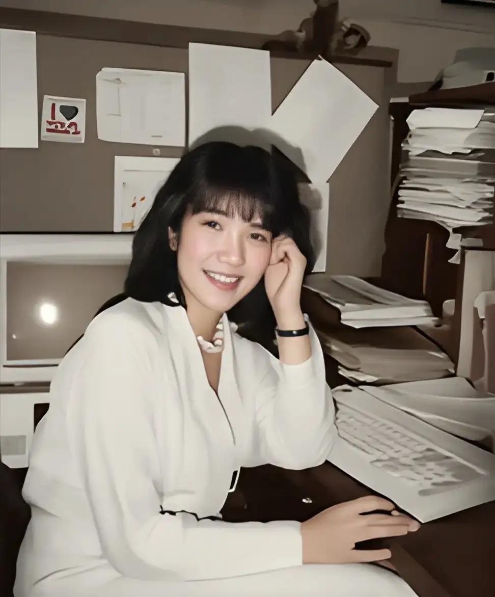 20多岁时的高市早苗，确实清纯漂亮，当时在电台做主持人。网友表示：人，特别是