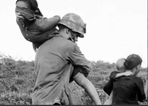 1959年，一名美国士兵，俘虏了一名美丽的越南女士兵，那名女士兵突然脱下了自己的