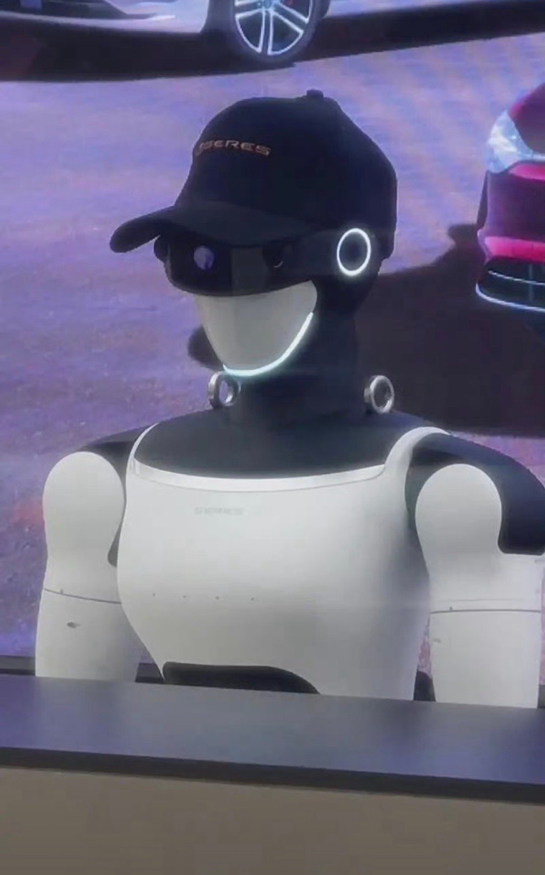 【赛力斯人形机器人曝光正在门店进行测试工作】日前，我们从相关渠道获取到一组赛力