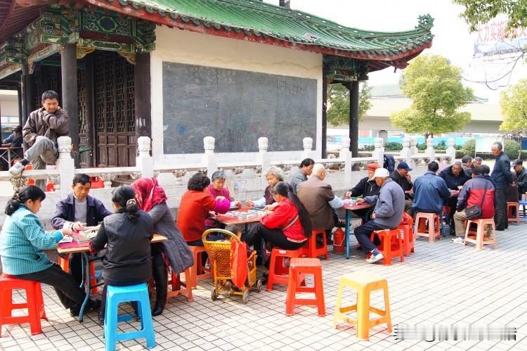 家庭存款你达标了吗？1、存款1万——约70%家庭2、存款5万——约4