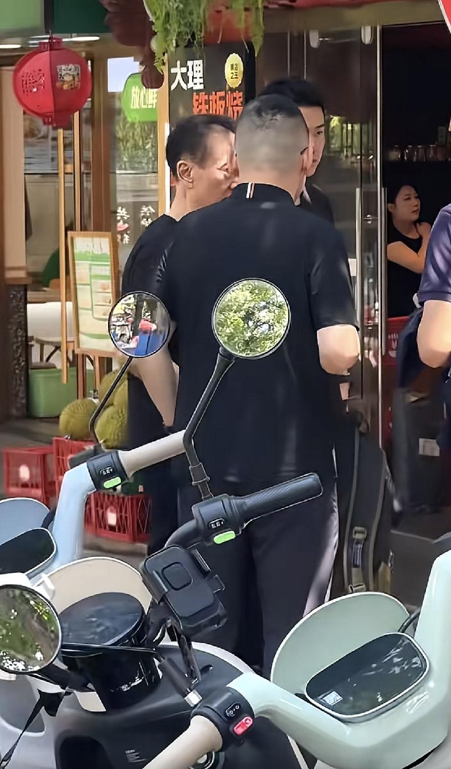 8月11日，王健林低调现身云南大理，身形暴瘦老了不少，也低调了，只有几名工作人员