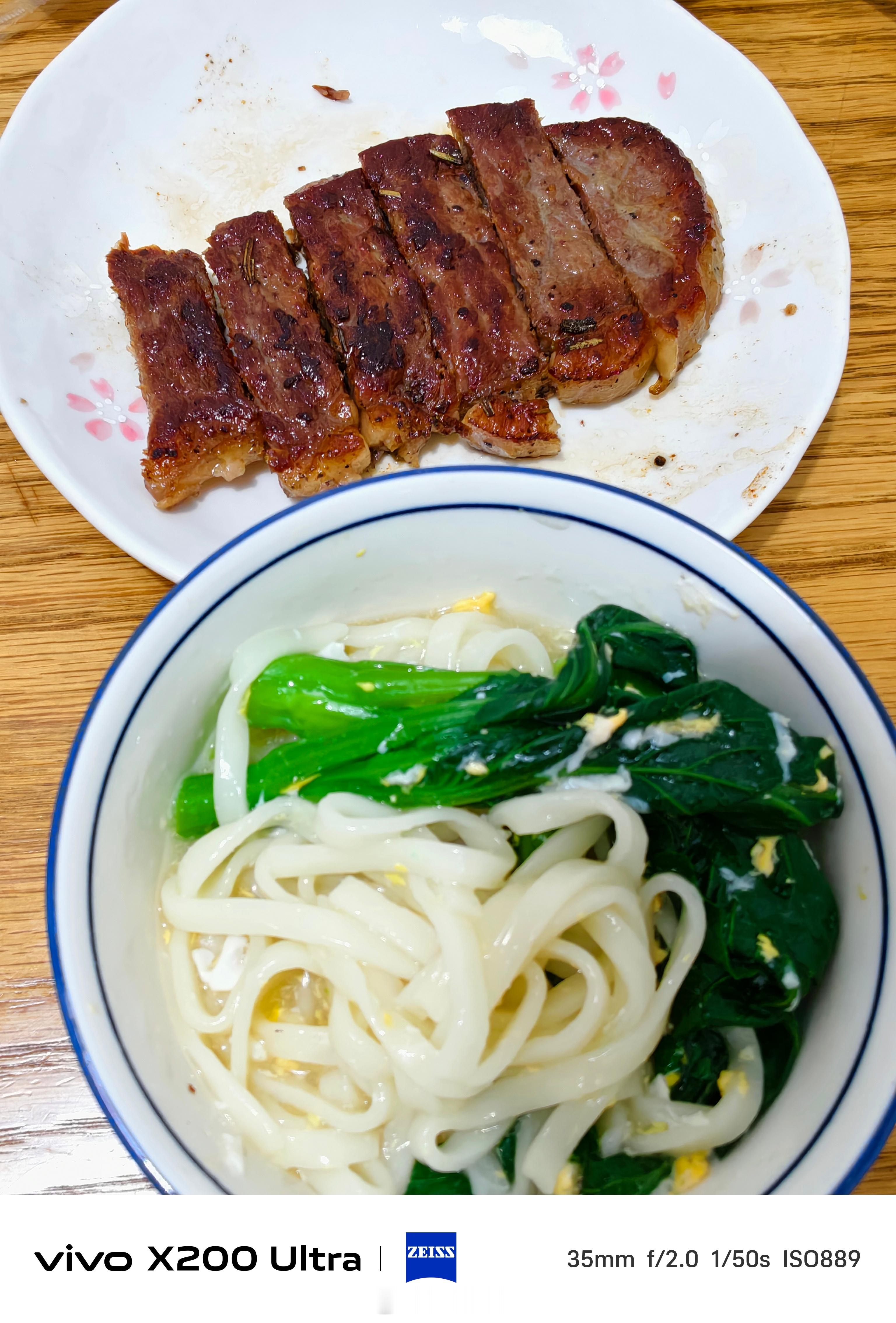 今天午餐，自己煮的鸡蛋面，煎的牛排，虽然有点焦，但是很香[doge]​​​