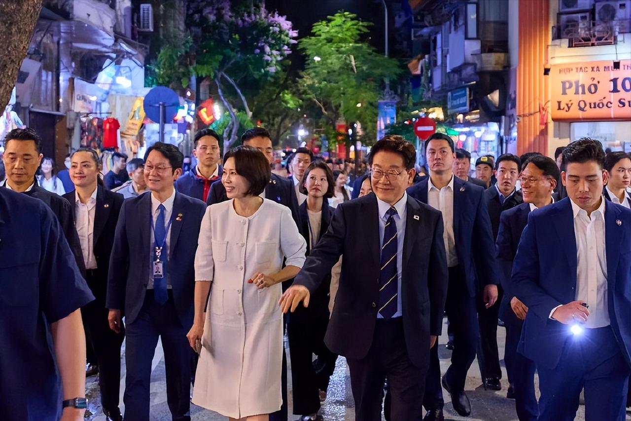 戴草帽、吃冰棍、端着碗喝，李在明和夫人太有烟火味了。4月23日，正在越南