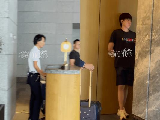 横滨冠军赛官酒中午没有运动员餐？今天上午训练完的国乒队伍，回酒店换身衣服就出来
