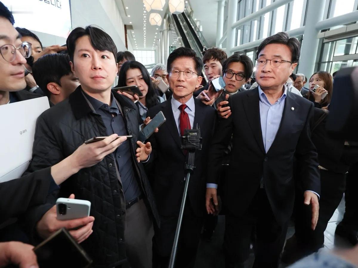高喊团结的国民力量貌似将发生两“洙”相争，必有一“伤”的单一化金文洙甚至向党