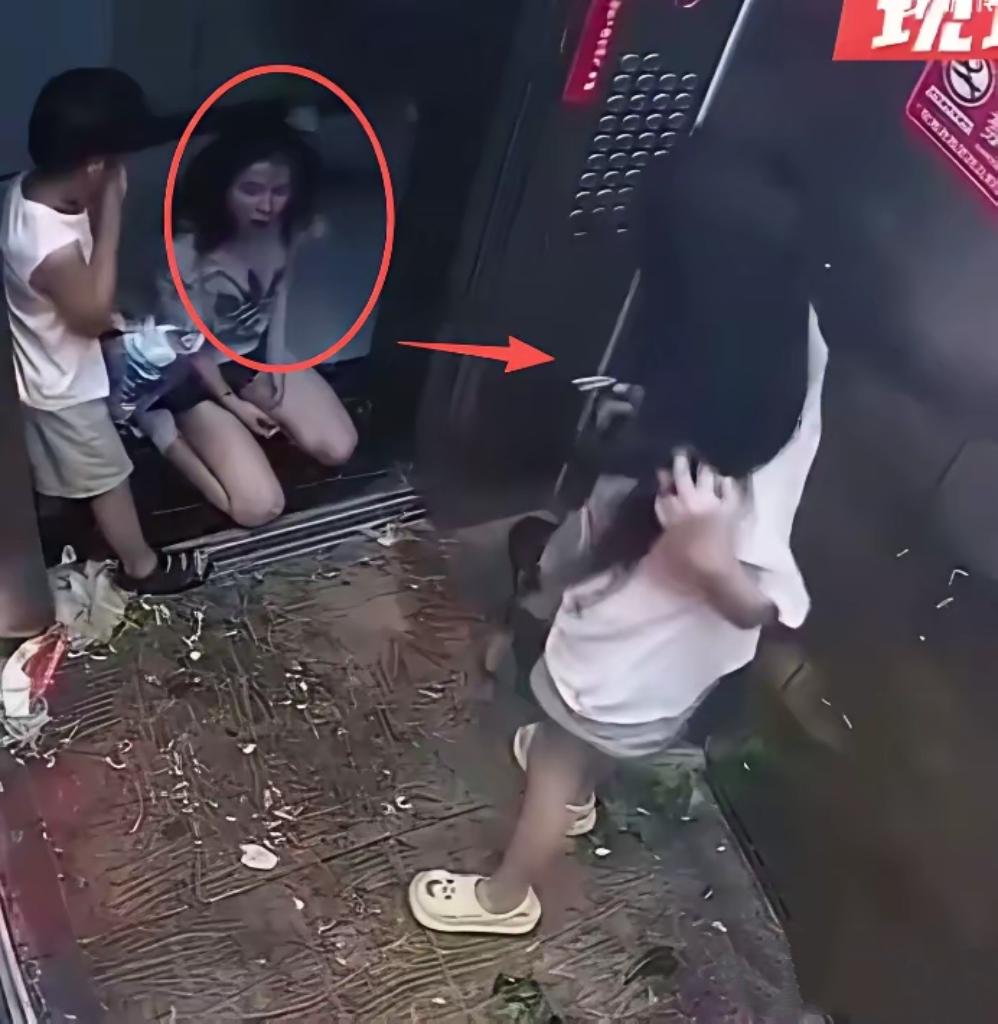 细看电梯完整监控，真的太感慨了！才发现，14岁女孩从头到尾，给了宝妈整整三次
