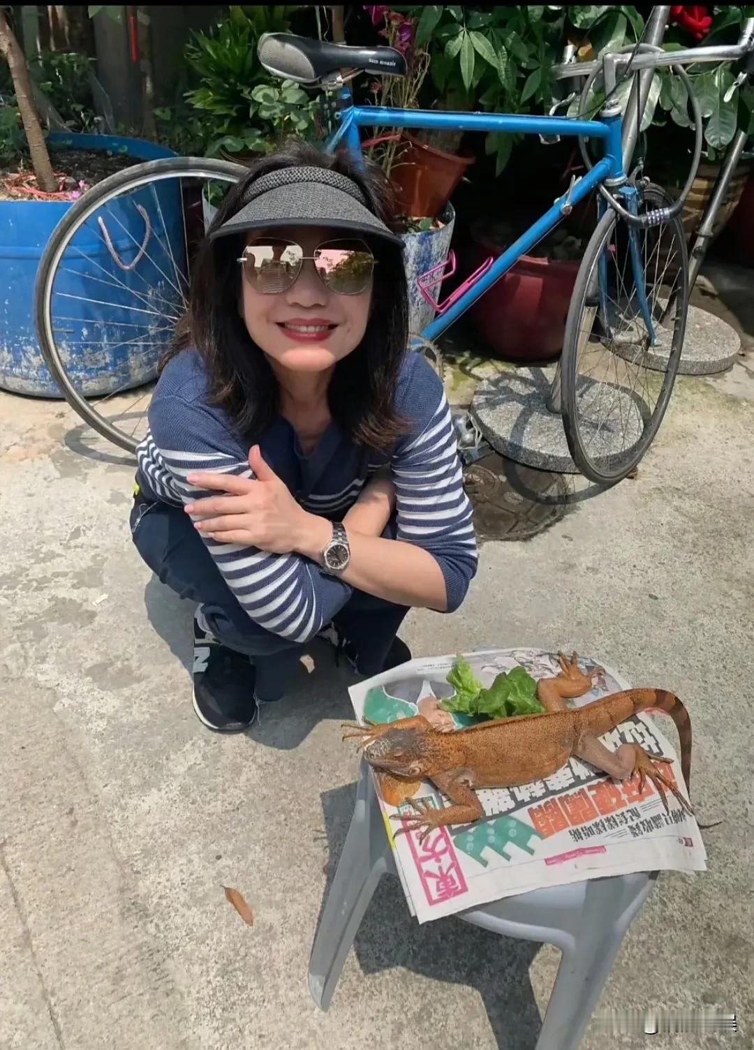 65岁的“红姑”钟楚红，现身香港南丫岛游玩。她戴着遮阳帽、遮阳镜，穿着一件条纹