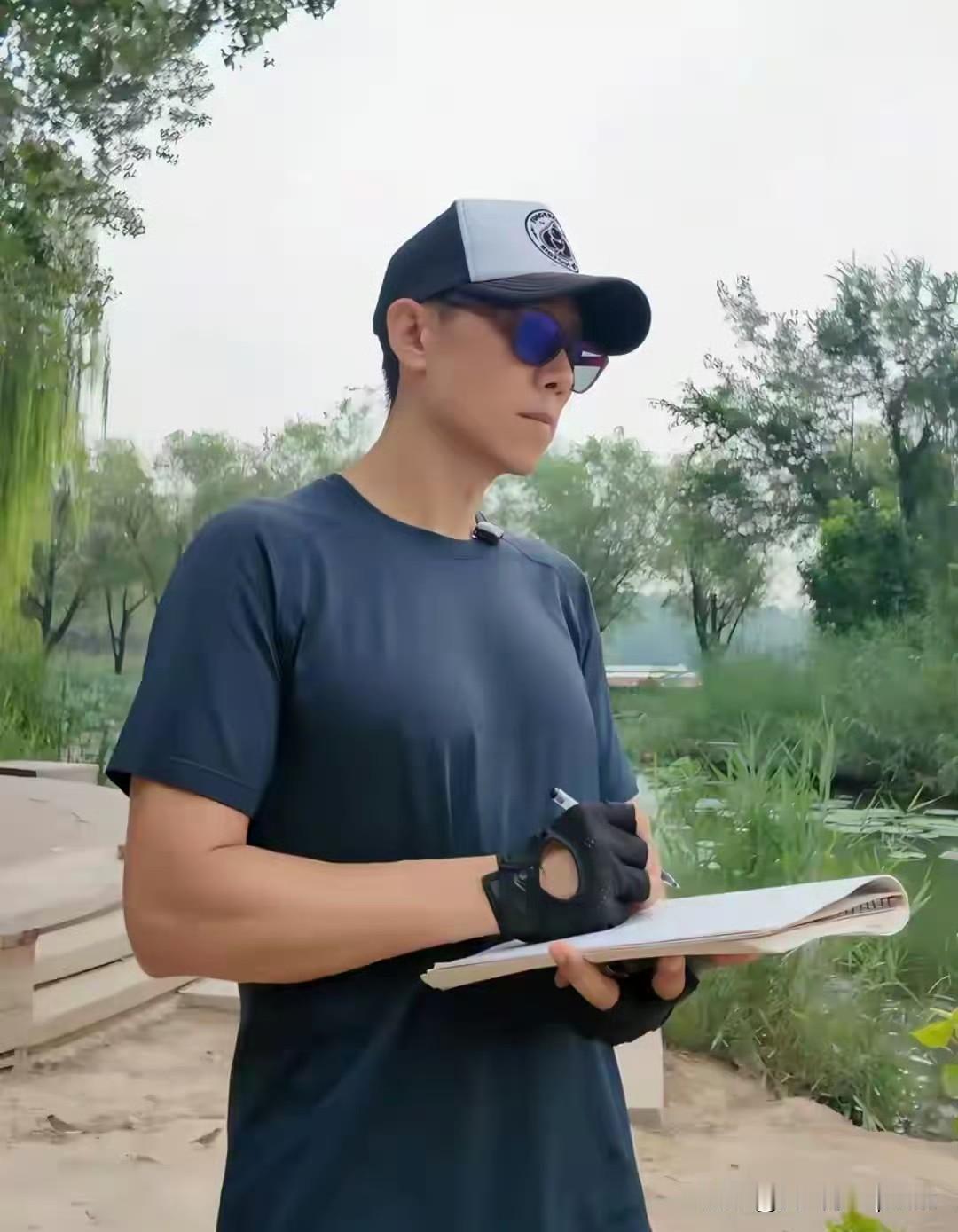 好家伙，夏雨这身材状态绝了！48岁一身腱子肉在公园写生，这哪是中年大叔，分明是