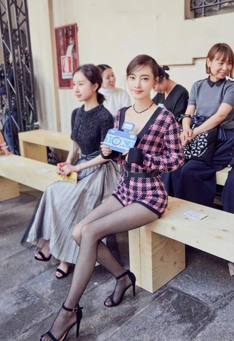 王丽坤~黑色系网袜组图原来的素颜女神，也走大长腿黑丝路线了？这反差还是有点大，慢