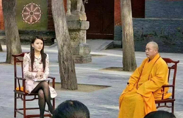 这应该是李湘最不愿回忆的照片吧就是2008年采访释永信的这张原因其实很简