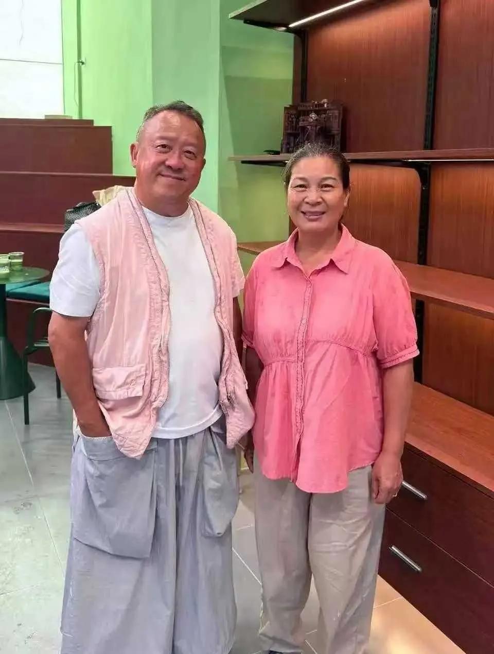 73岁曾志伟和女友逛面包店，穿搭真是一言难尽。曾志伟一生经历两段婚姻，两段感情都