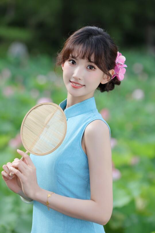 “夏天一定要给自己来组旗袍荷花🪷”