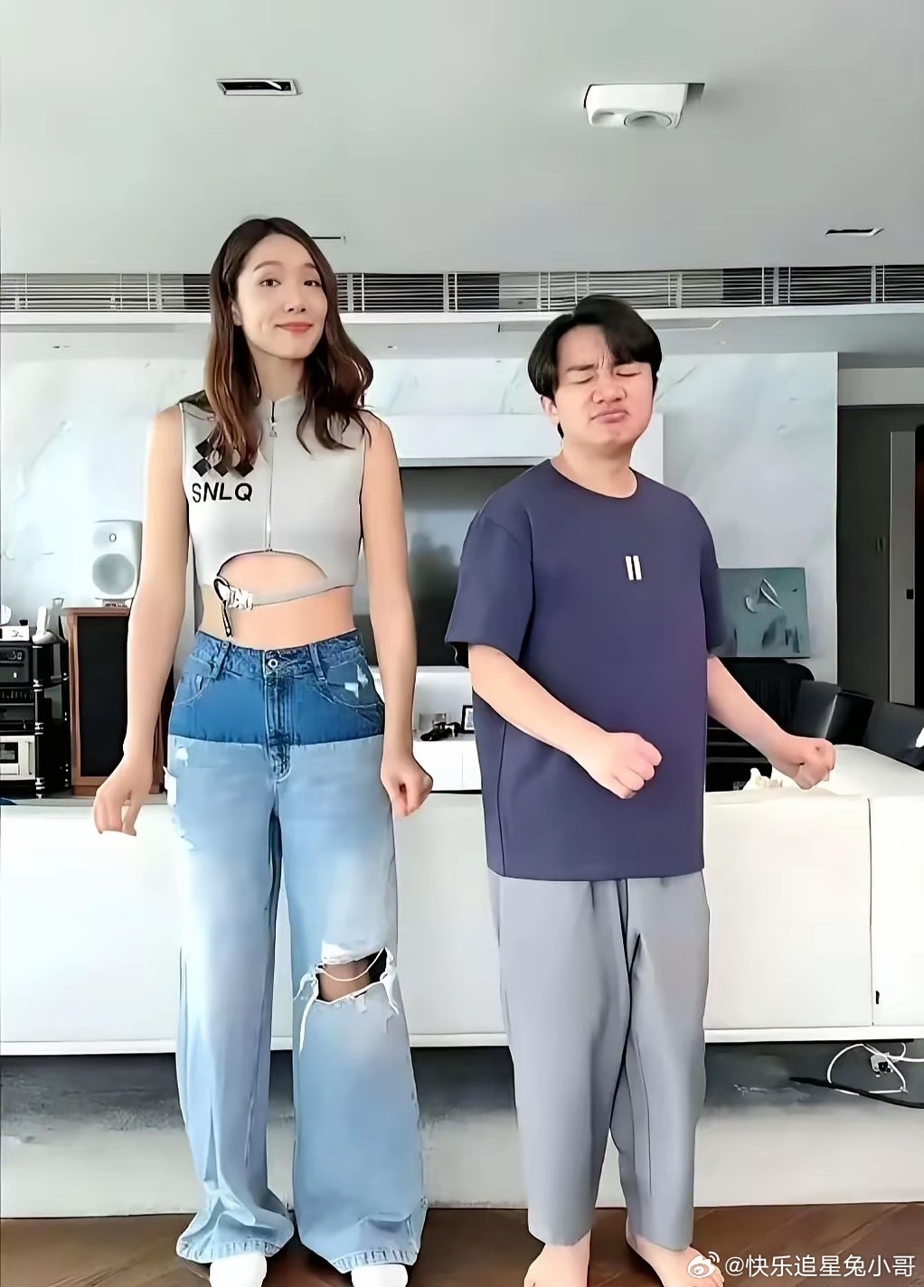 王祖蓝的裤子穿在他老婆身上秒变六分裤，夫妻俩换着穿，太搞笑了。