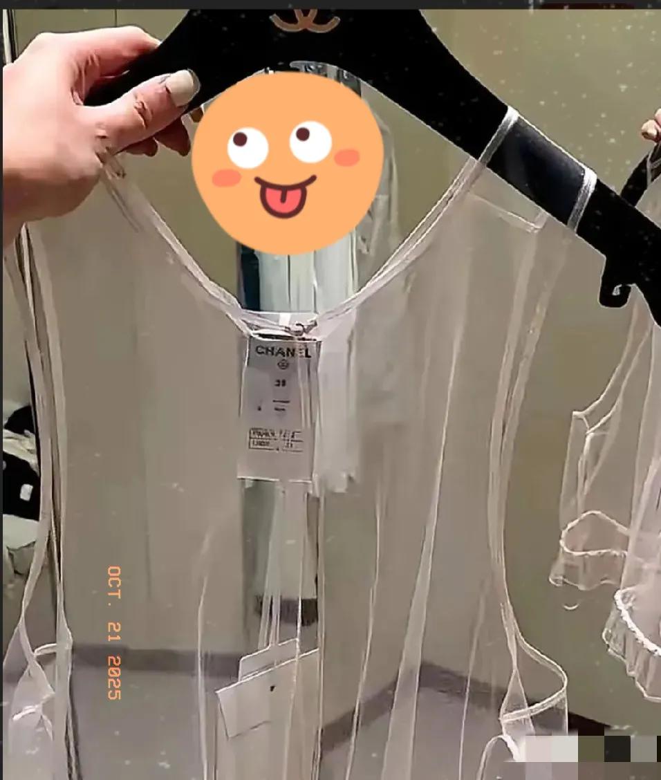 男友从国外带回件香奈儿睡衣，说花了三万块，拆开瞬间我整个人都懵了——这哪是睡衣啊
