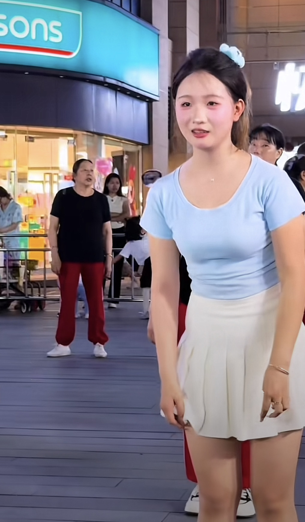 看到她都烦