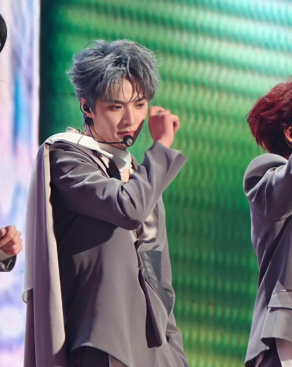 我的天呐刘耀文真太帅了吧也简直就是心目中的王子