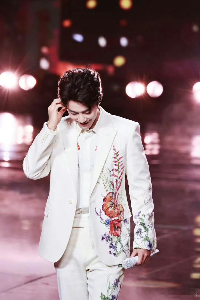 肖战和粉丝合唱肖战北京春晚观众repo宠肖战还得是北京卫视北京春晚现场也太甜了！
