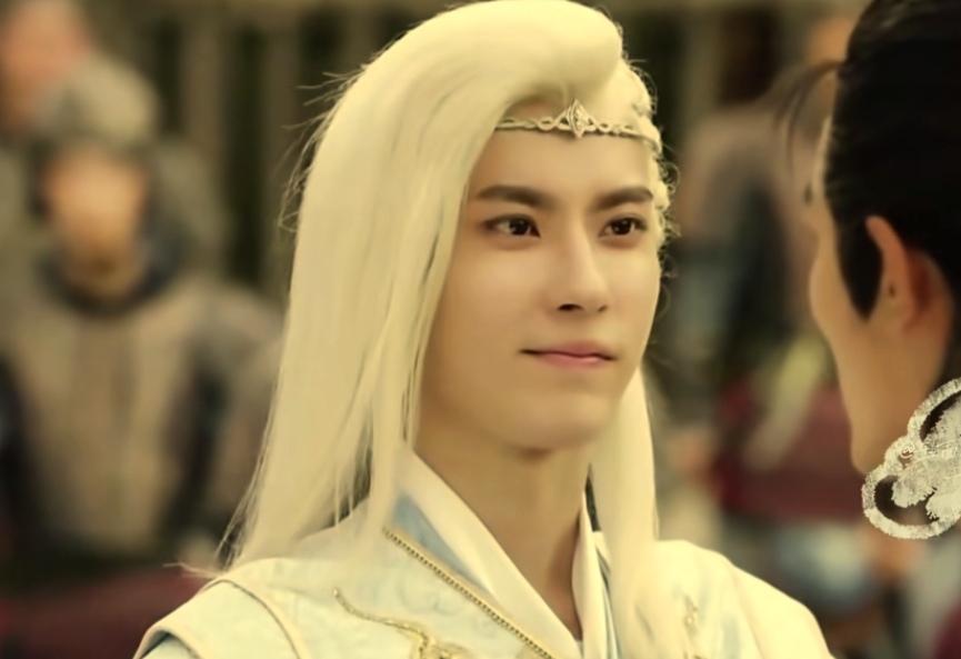 很多人说于朦胧长了一张“纯良脸”——模样帅气，气质却自带温柔与可爱，浑身透着单纯