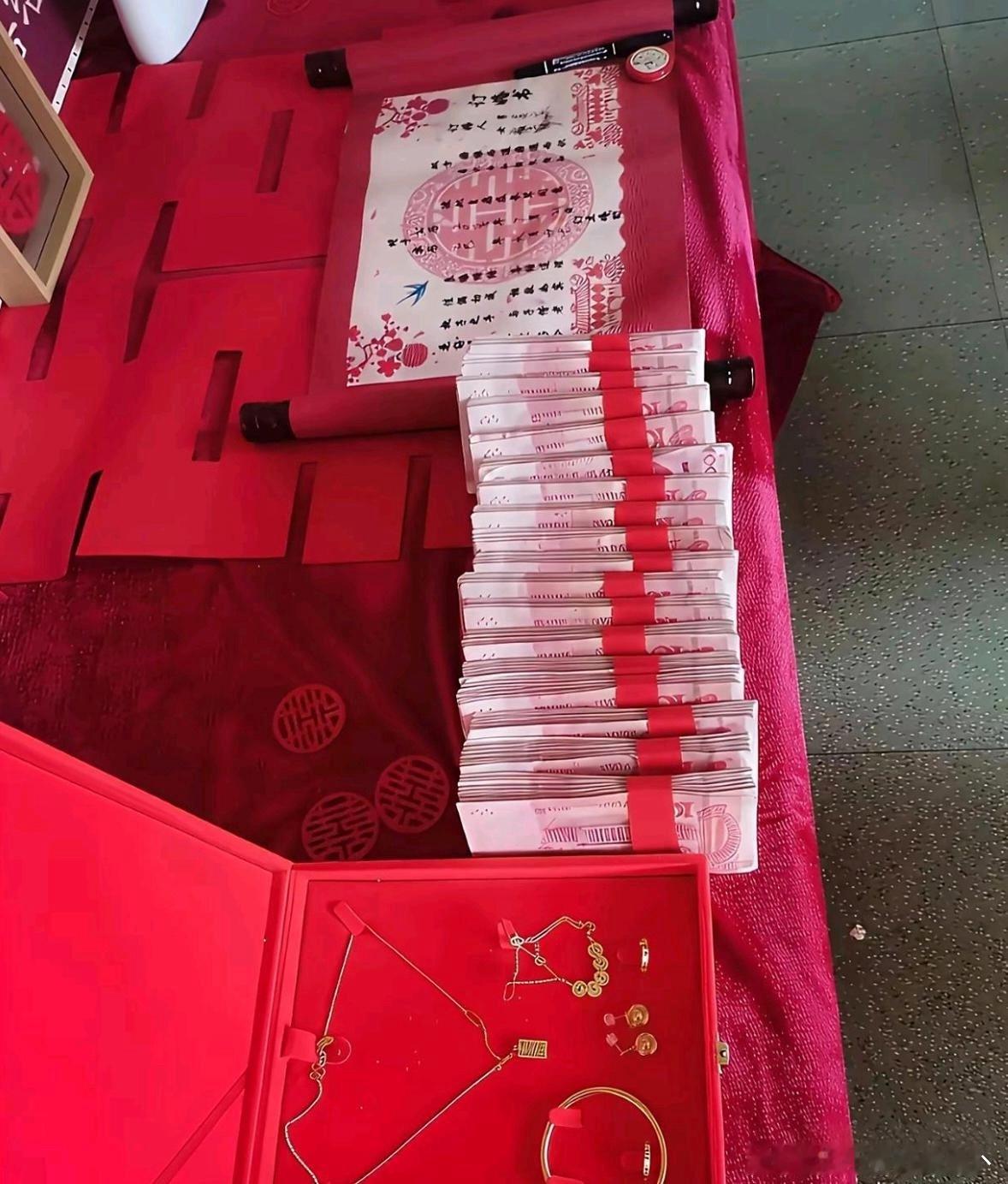 看到这一幕好心酸！父母这样的家庭条件，有必要搞这么隆重的婚礼吗？