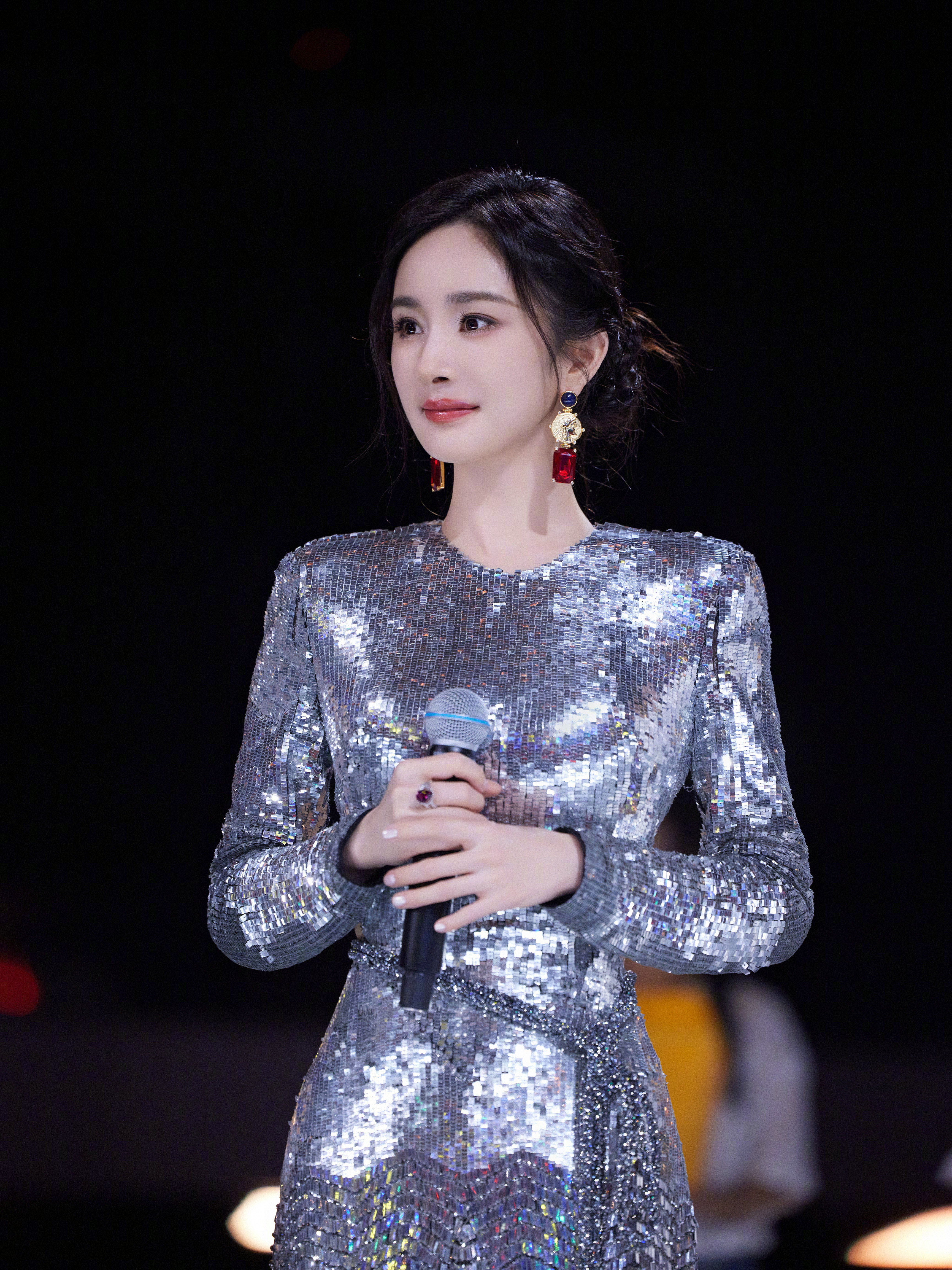 👠杨幂期待25号的幂姐杨幂出席王者荣耀周年庆活动