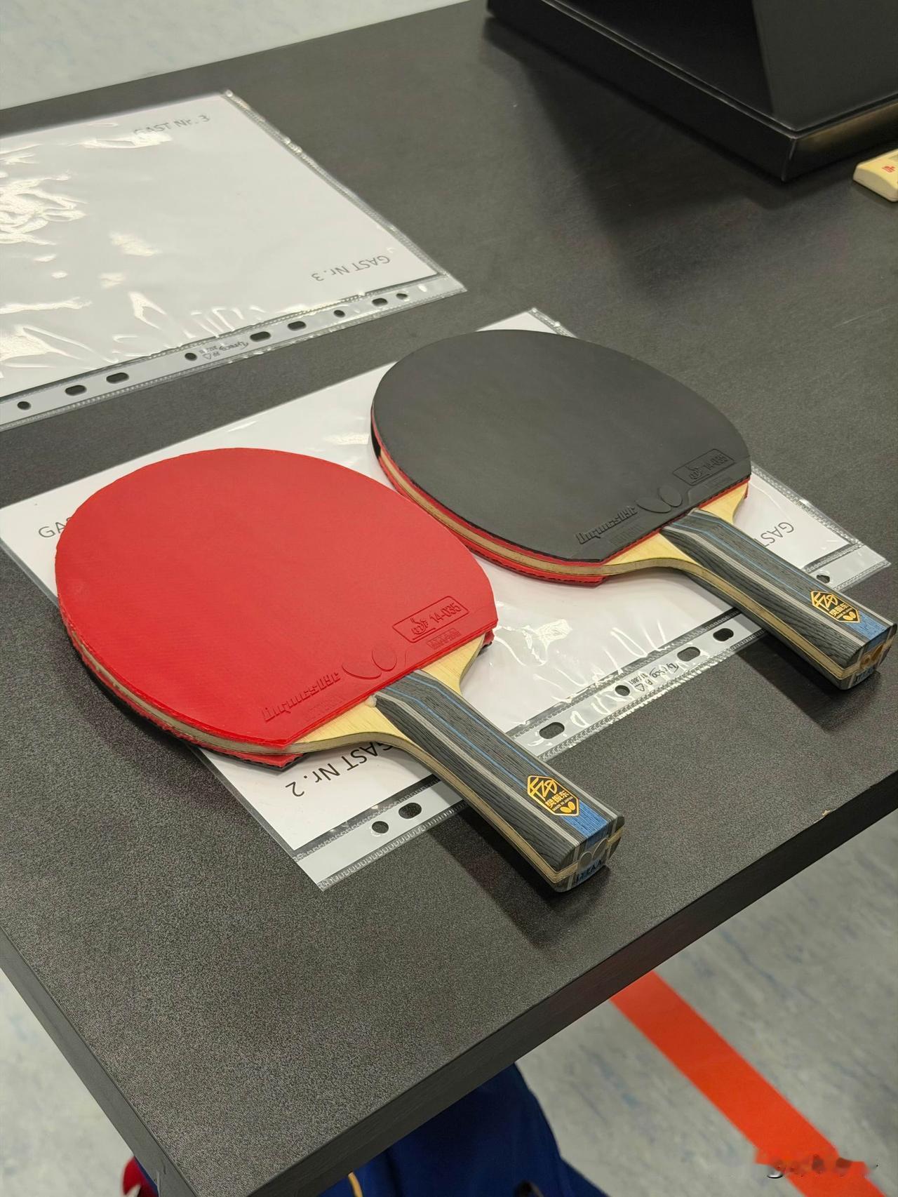 我们樊振东又做小实验了。现在开始用两面胶皮都是d09c。东哥现在是各种又是新