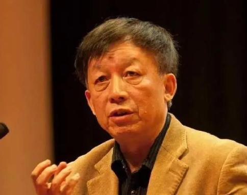 易中天在厦大上课时，一名女生突然站起来冲他大喊:“易老师，我想嫁给你！”易中天却