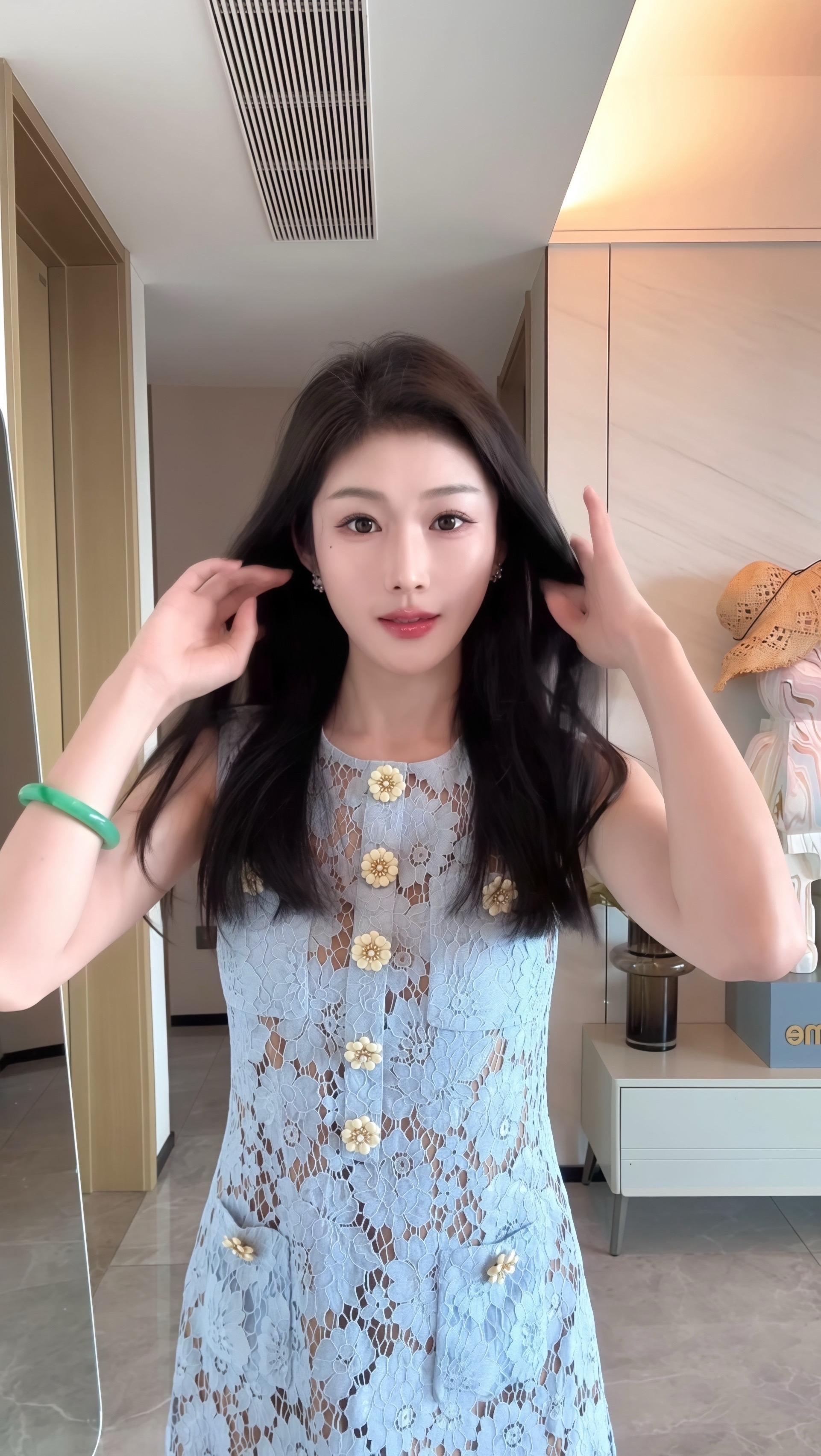 😜。   💃今天穿了selfportrait的小吊带裙，淡蓝色真的...