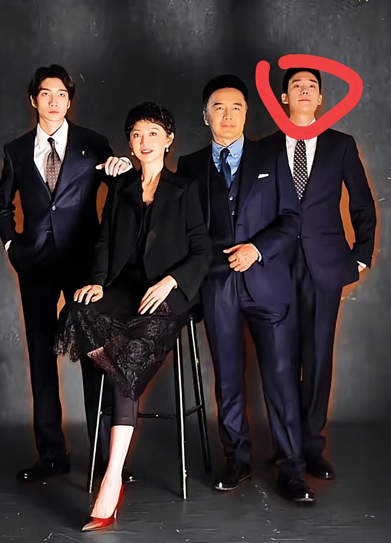 已故女星何晴独生子许何近况曝光，和亲生父亲许亚军，后妈及弟弟一同拍摄全家福。他外