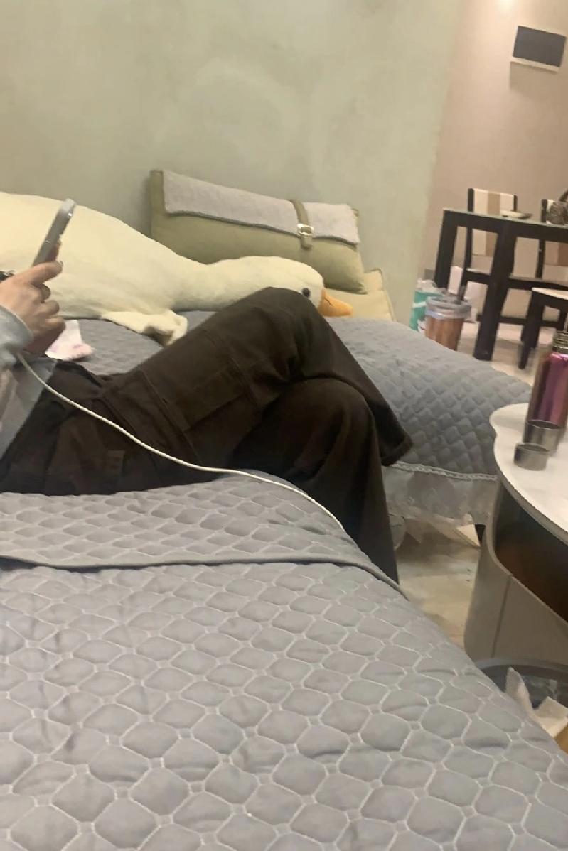 我楼下邻居大姐，今天在楼道里碰见我，跟我聊了半天。她说她娘家侄子要来她家住一