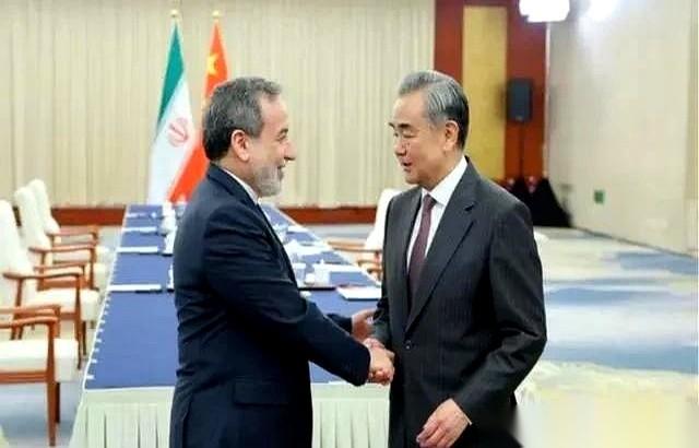 美伊谈判桌上，空气都快凝固了。核心就一个东西：440公斤高浓缩铀。美方的底线划