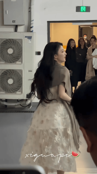 谁懂啊!工作室姐姐们满眼宠溺盯着王楚然冲去收信，拿包的姐姐悄悄挪位置跟着看🥹