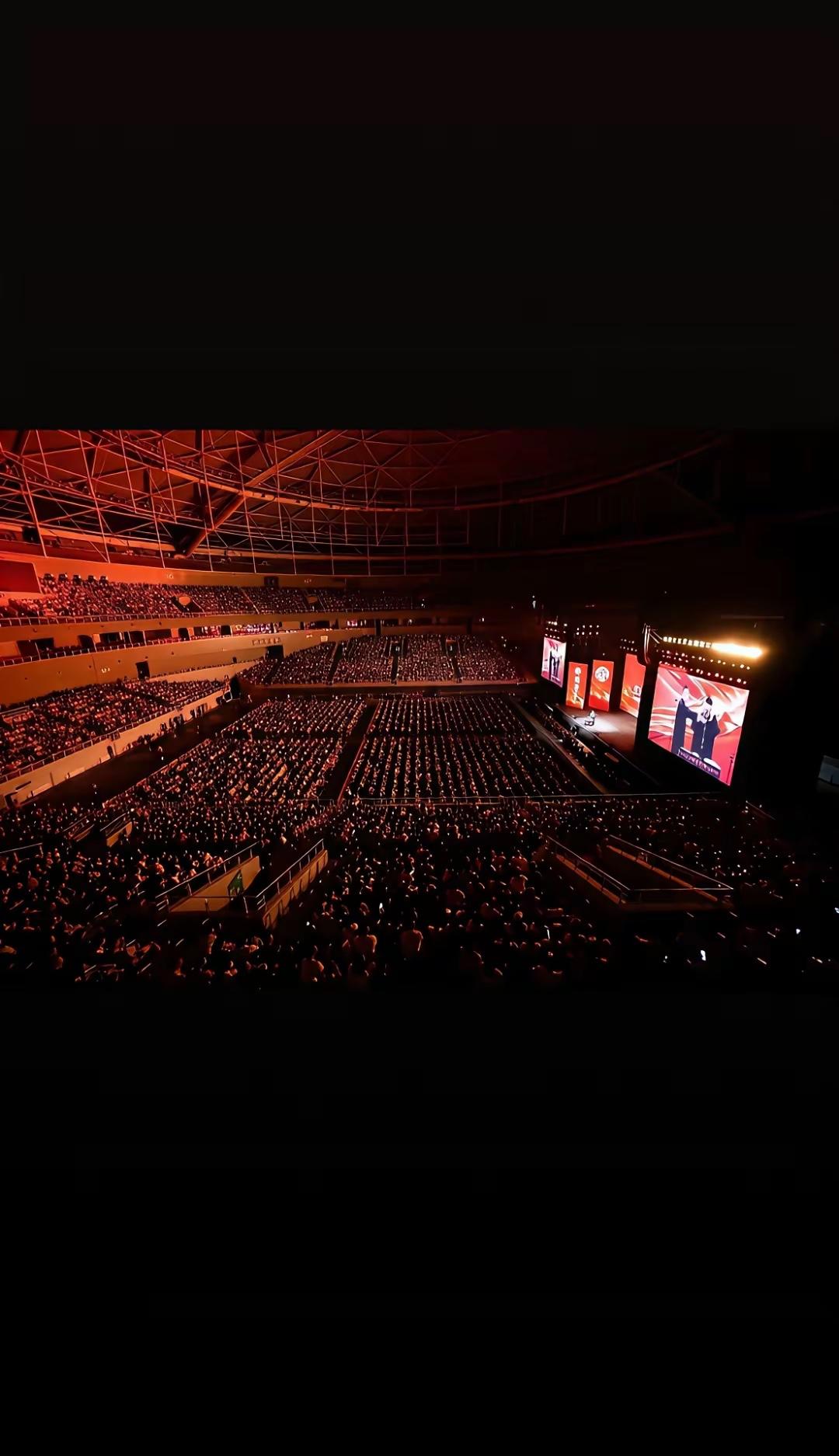 德没了、云还在这是网友们对德云社岳云鹏首场专场演出的评价，岳云鹏的首场专场演出
