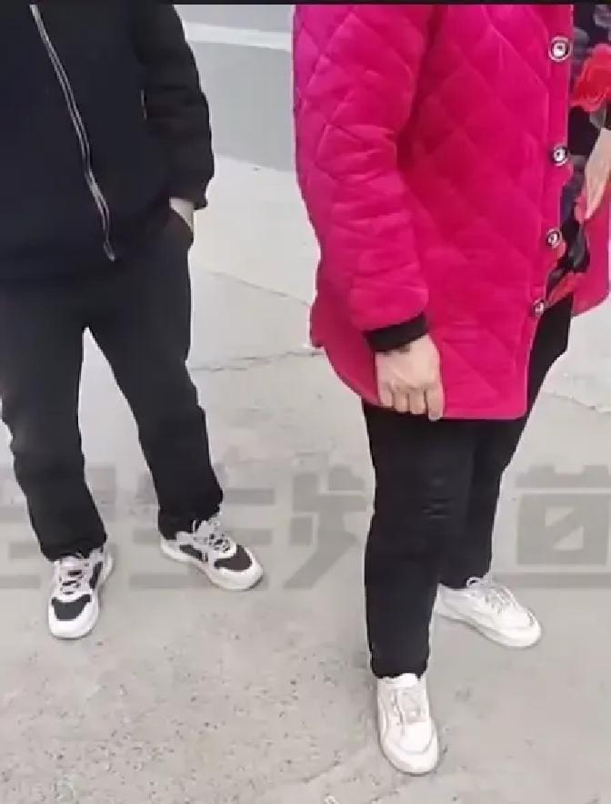 张先生凌晨把妻子反锁在卧室外，自己抱着孩子睡。妻子拍门半小时，邻居被吵醒报警