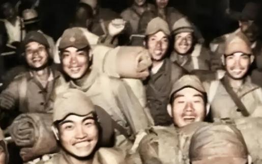 1946年，最后一艘遣返日本人的轮船就要开船了，负责遣返工作的李修业将军登上甲板